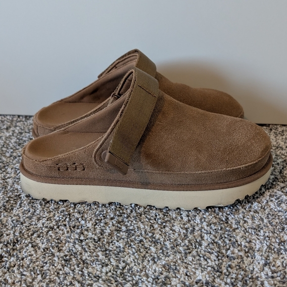 UGG Women's Goldenstar Clog in Chestnut - Picture 4 of 8